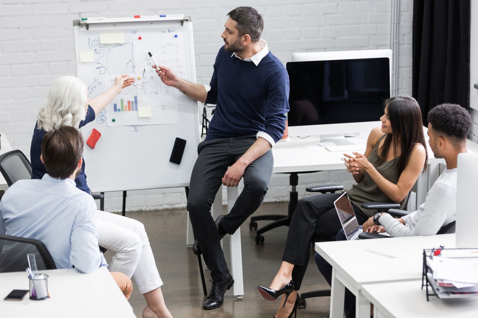 Homem exercendo a liderança empática apresentando projeto ao time