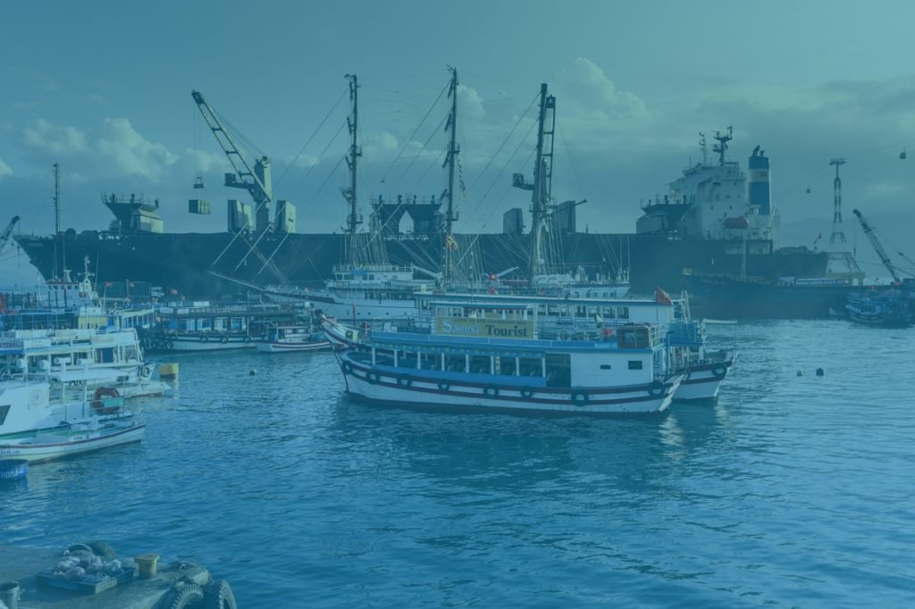 barco pesqueiro atracado em um porto