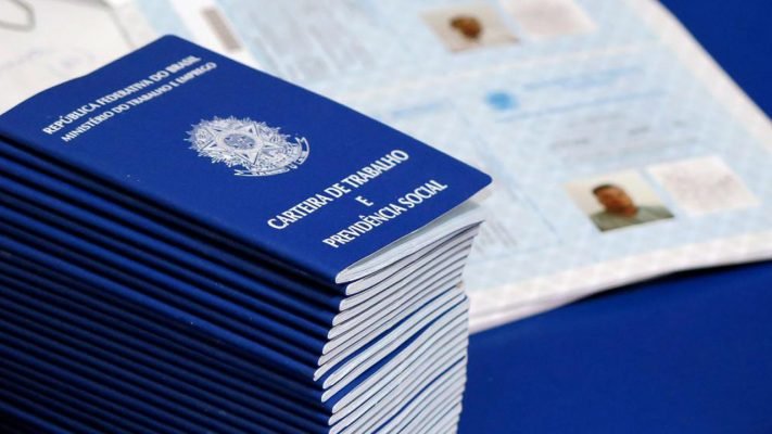 Pilha de carteiras de trabalho em alusão às regras trabalhistas