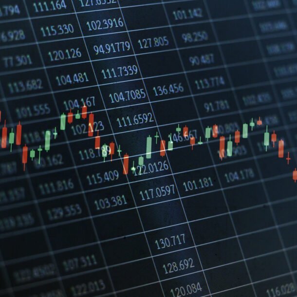Automação financeira: painel com números e uma linha formada por luzes verdes e vermelhas indicando aumento e queda.