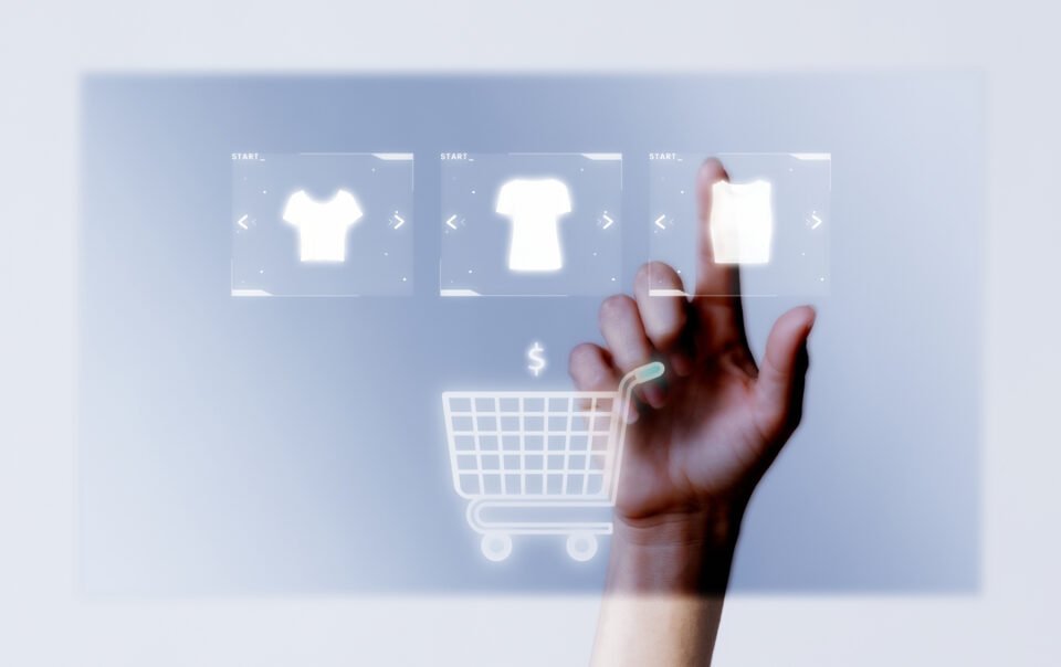 Pessoa adicionando compras ao seu carrinho virtual e representando a utilidade do VTEX commerce