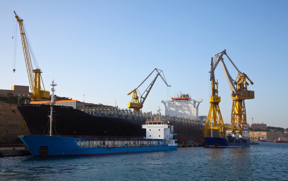 Porto de navios representando a organização do SISCOMEX.